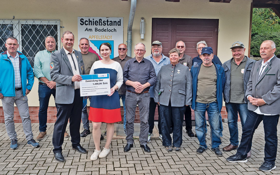 Scheck für Photovoltaikanlage überreicht