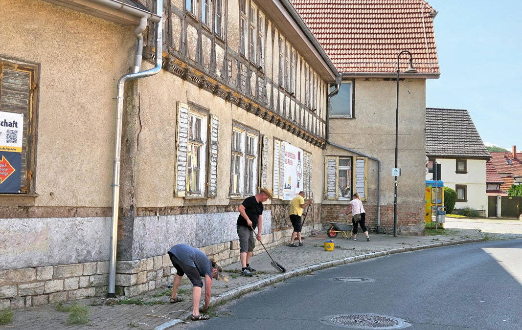 Erster Dachabschnitt der Schänke ist fertig und der Fußweg wieder frei