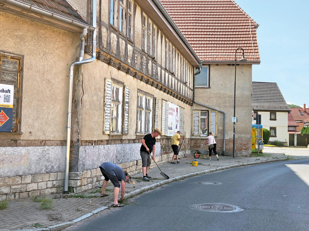 Burgen-Blick - 1. Dach der Schänke Ingersleben gedeckt