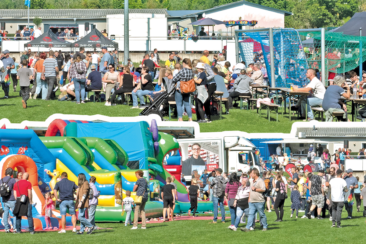 Burgen-Blick - Grandioses 4. Kinder- und Familienfest des JFC auf dem Sportplatz