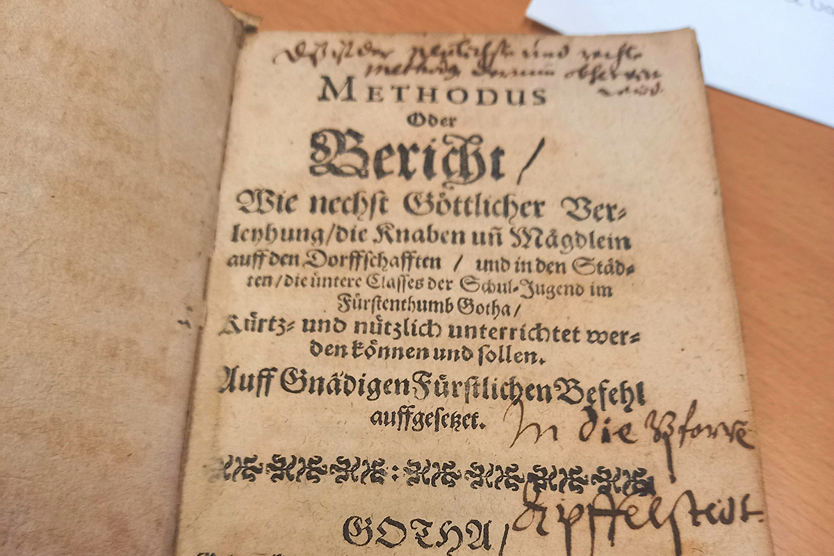 Burgen Blick - gestohlenes Buch findet zurück zur St. Walpurgis Kirche Apfelstädt Burgen Blick - gestohlenes Buch findet zurück zur St. Walpurgis Kirche Apfelstädt