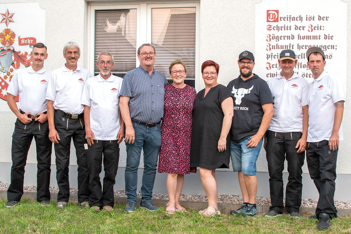 Burgen Blick - Gruppenfoto zum 25-jährigen Jubiläum von Dachdecker Meisterbetrieb Klaus Kehr