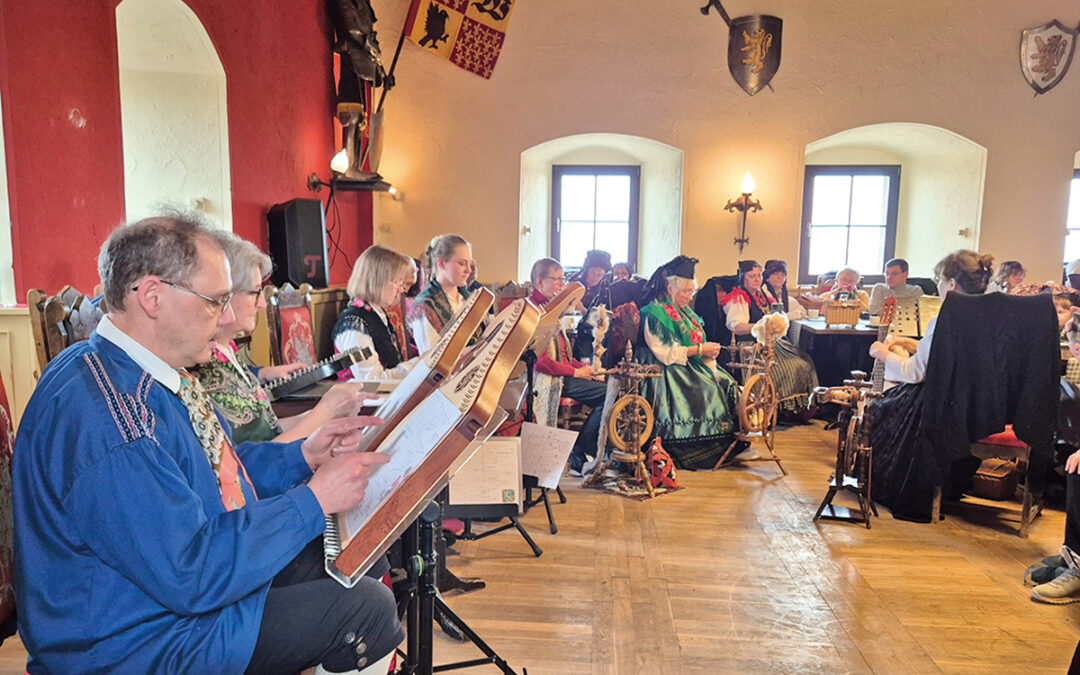 Wachsenburg eröffnet Trachtenausstellung